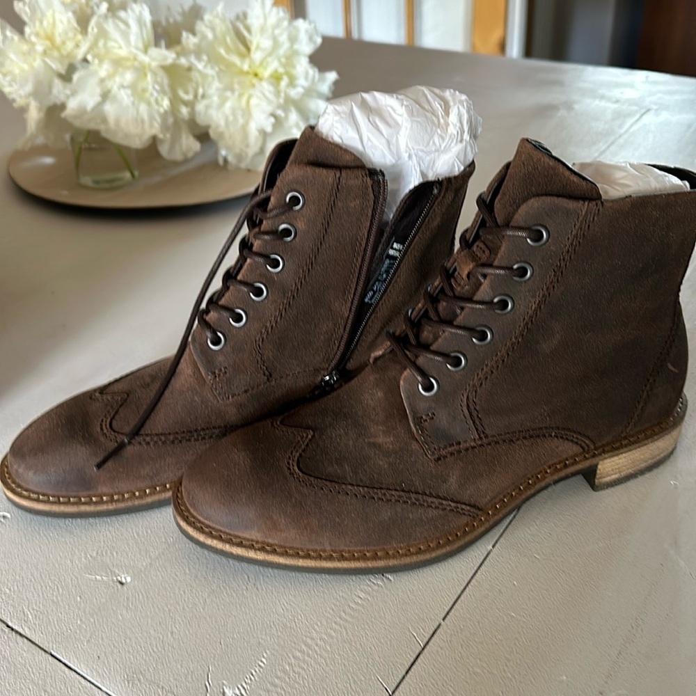 BRAND NEW IN BOX Ecco ankle boots.